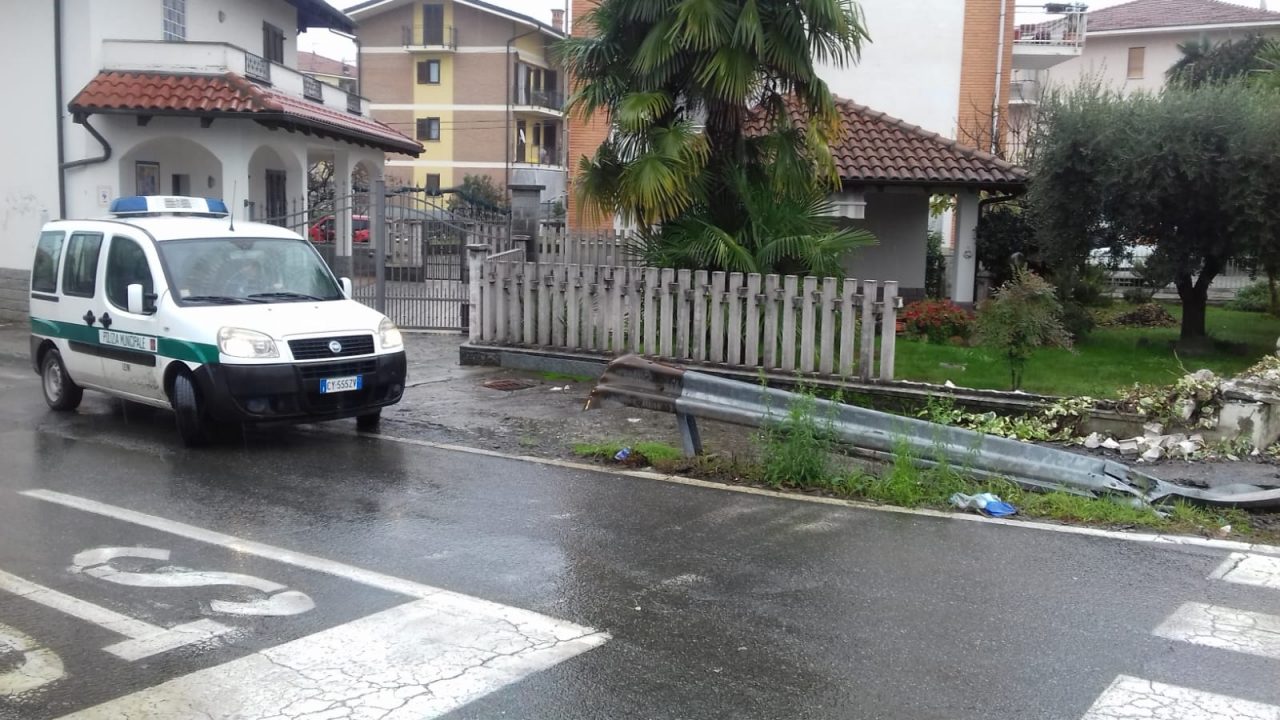 Trattore sbanda e finisce nel fosso, incidente a Leini