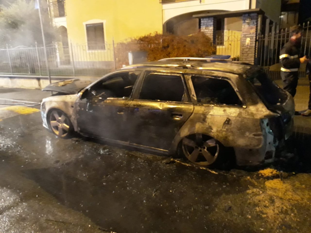 Auto a fuoco a Castellamonte nella notte | FOTO