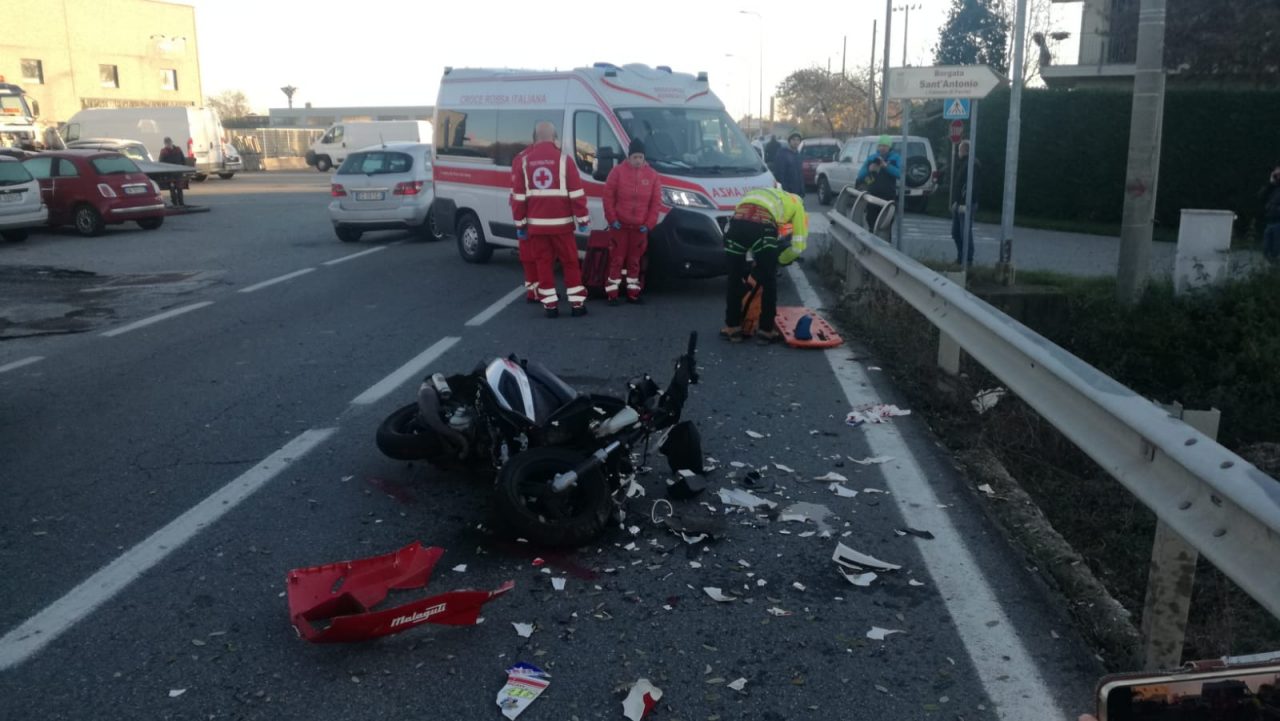Auto contro moto a Favria, 15enne elitrasportato al CTO | FOTO e VIDEO