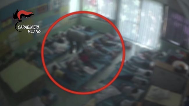 Arrestato maestro d’asilo nel milanese: ha picchiato 42 bambini | VIDEO