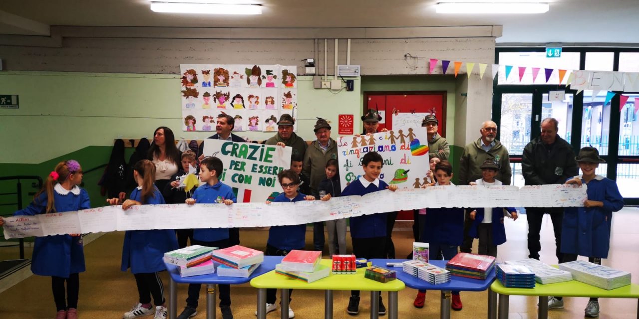 Alpini Borgaro consegnano donazioni alla scuola