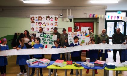 Alpini Borgaro consegnano donazioni alla scuola