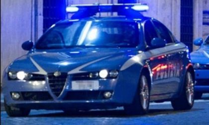 Motociclista si schianta contro un'auto e muore: stava fuggendo dalla Polizia