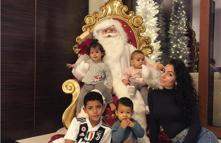 Natale solidale in casa Cristiano Ronaldo CR7, Georgina fa spese da Adisco