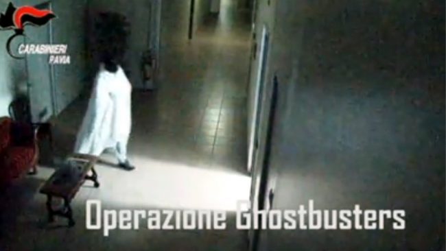 Ladro di opere d’arte travestito da fantasma: l’incredibile | VIDEO