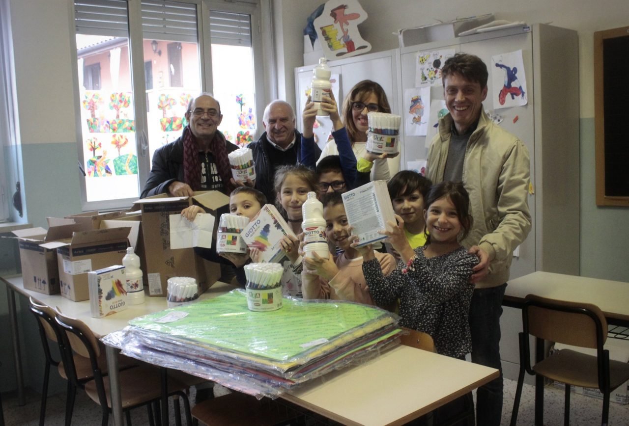 Rione Là Drint dona materiale didattico alla scuola primaria sanbenignese