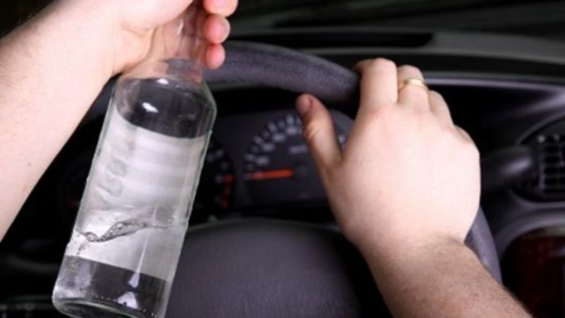Ubriaco al volante si addormenta mentre paga al casello di Ivrea