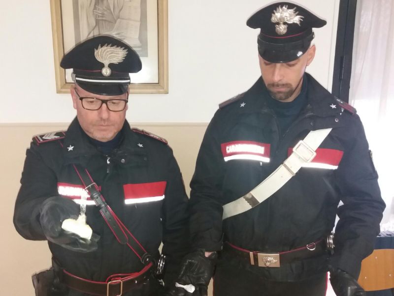 Lancia cocaina dal finestrino dell’auto durante un inseguimento, arrestato