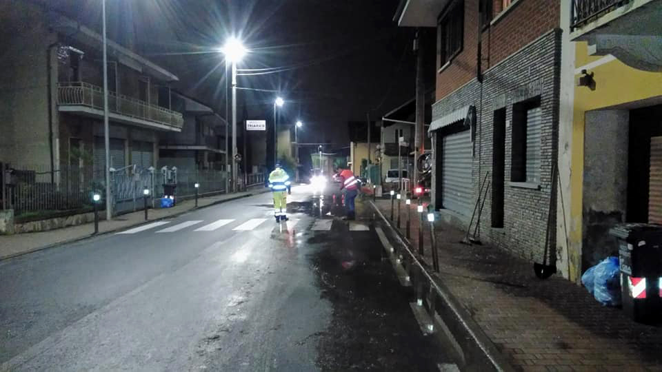 Perde carico di letame per chilometri e imbratta strade e case