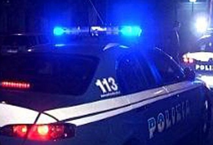 Distrugge distributore di sigarette, arrestato