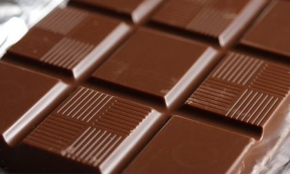 Dipendente colpisce collega con un kg di cioccolato in faccia