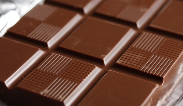 Dipendente colpisce collega con un kg di cioccolato in faccia
