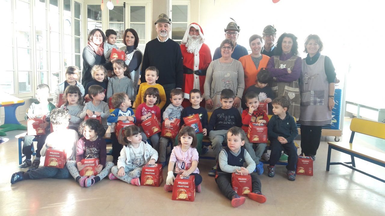 Gli Alpini di Valperga portano il Natale alla scuola Luttati