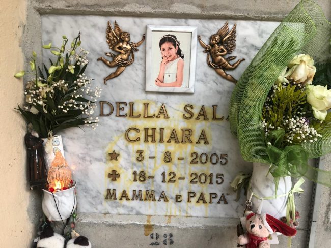 I compagni di scuola puliscono la lapide di Chiara