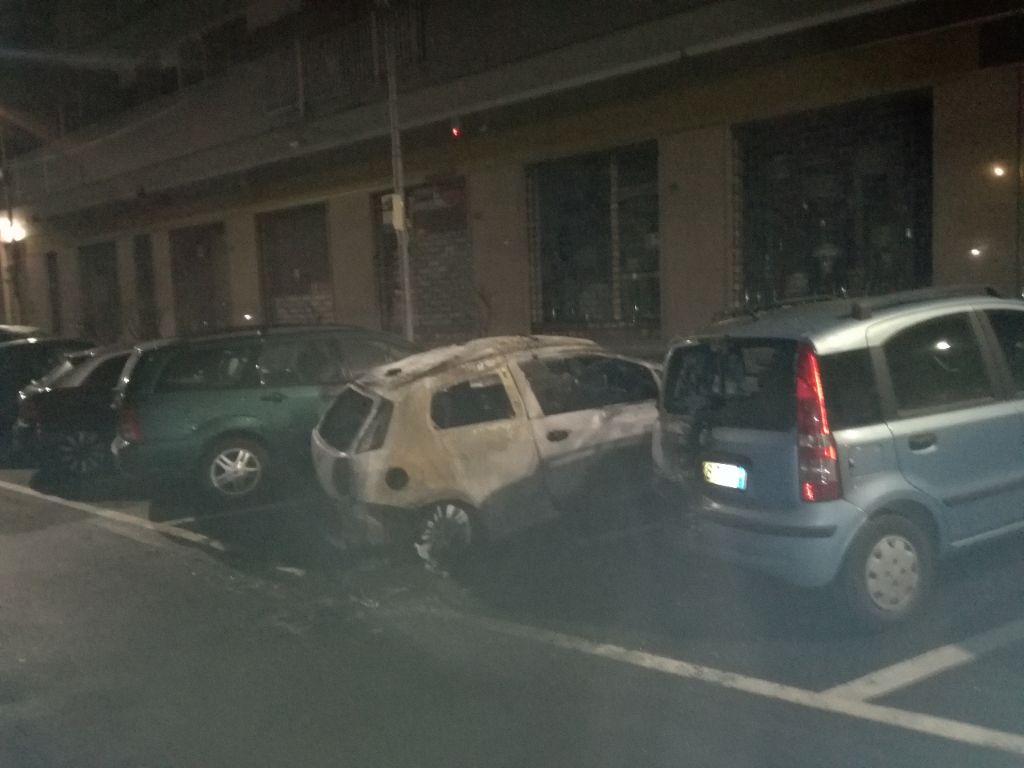 Ancora tre auto in fiamme a Ciriè
