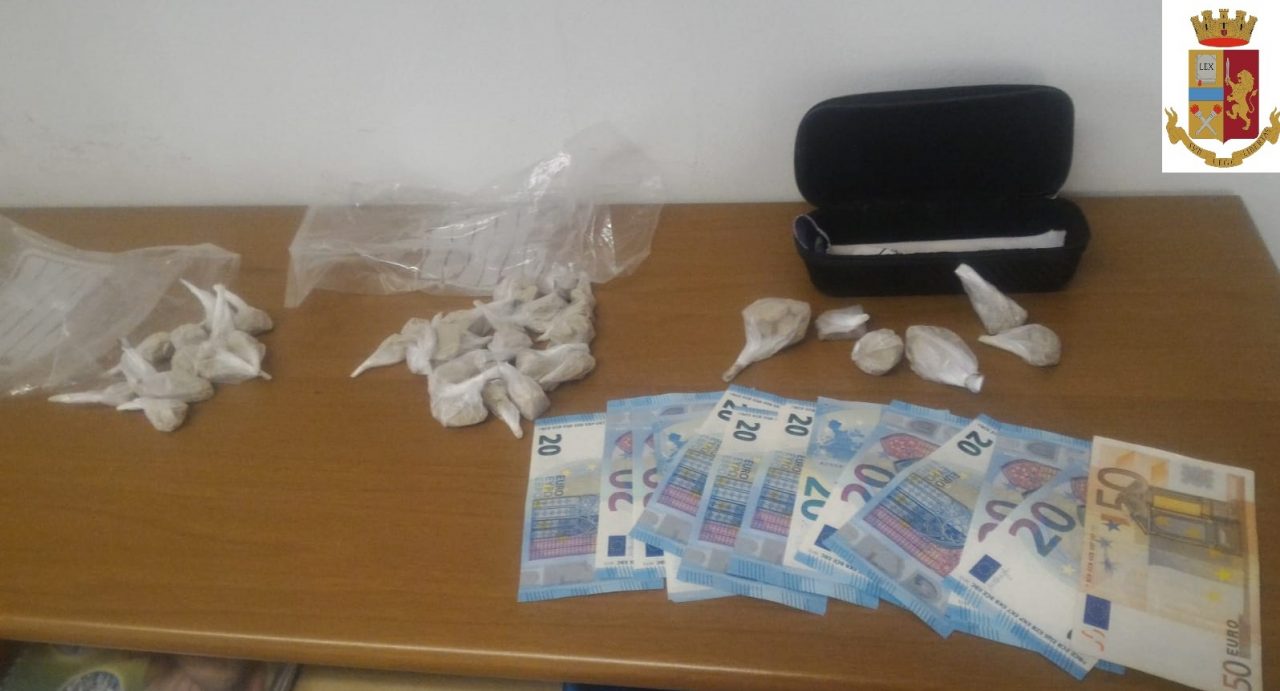 Cerca di disfarsi della droga ingoiandola