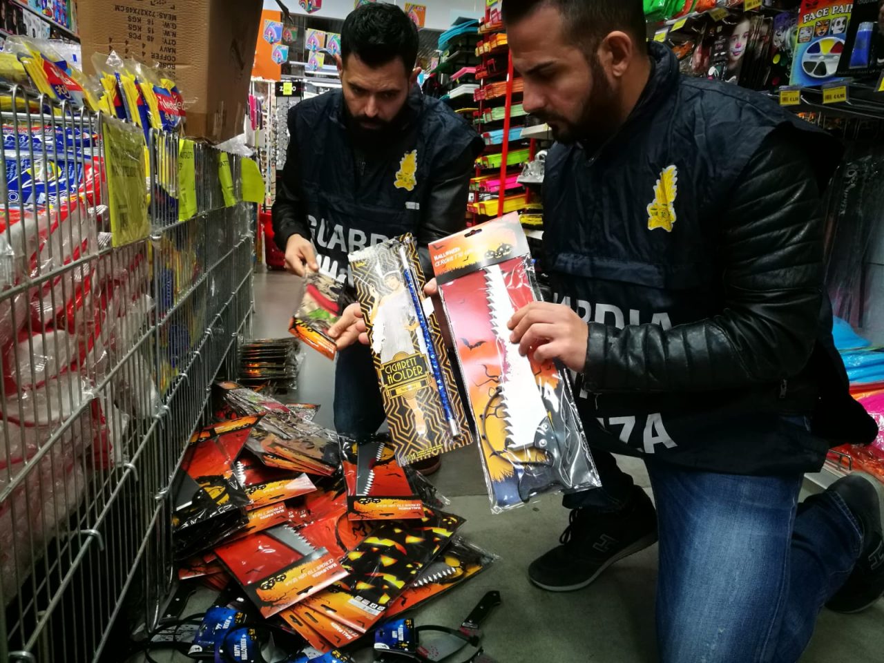 Controlli dei Finanzieri nei negozi: sequestrati 20mila articoli pericolosi