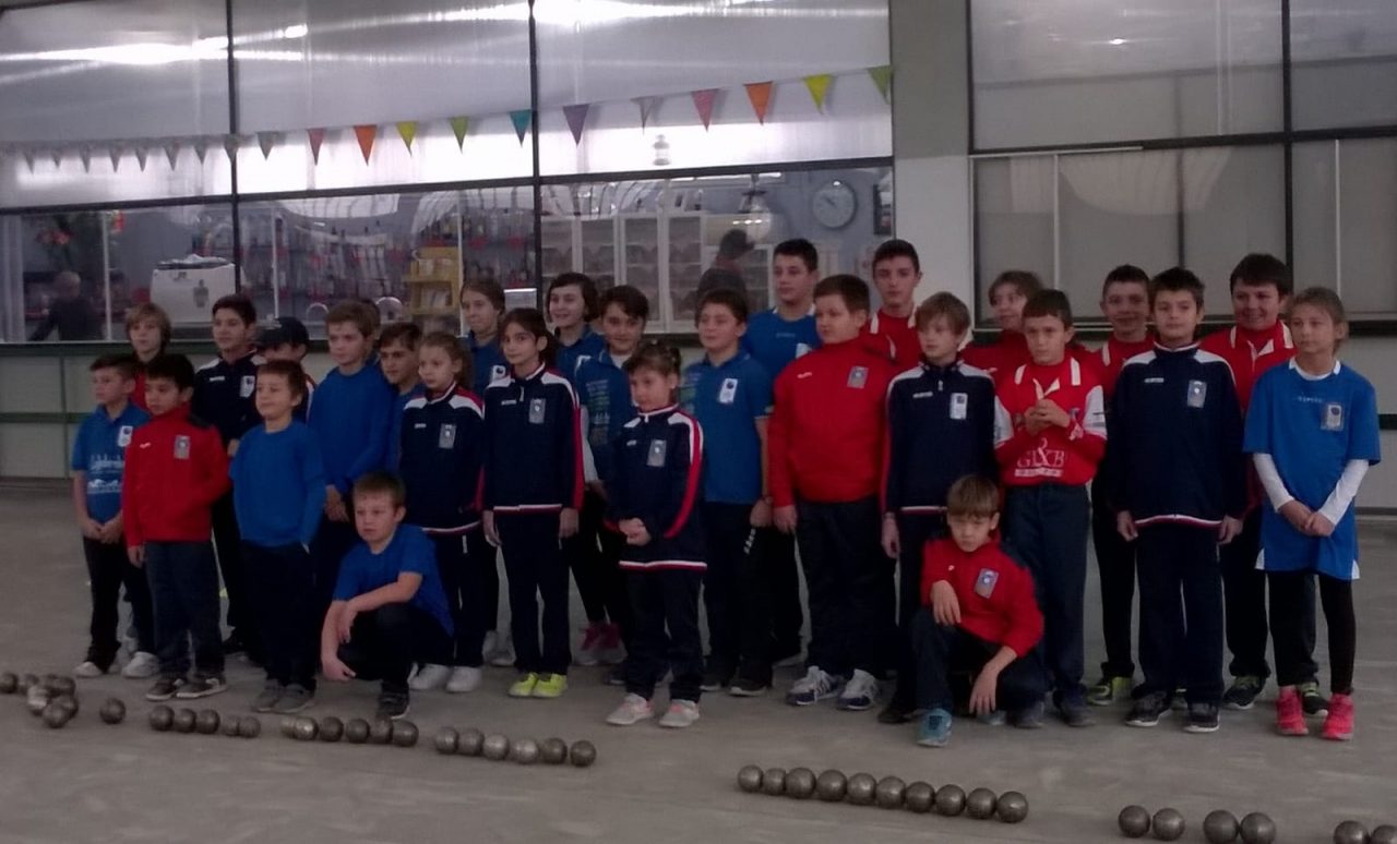 Bocce giovani giocatori in campo a Pont Canavese