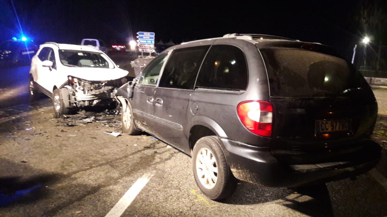 Scontro tra auto sulla provinciale, due feriti
