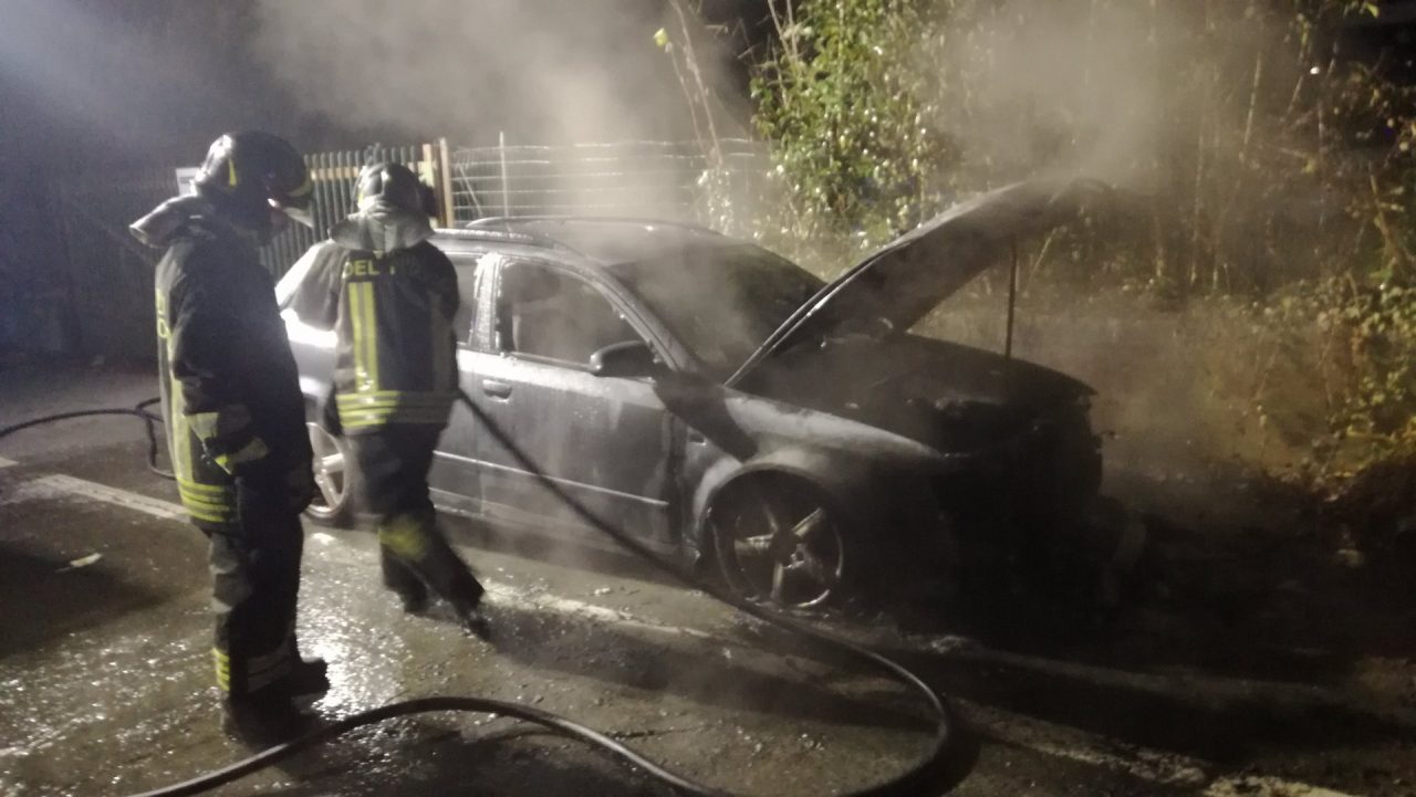 Ancora auto in fiamme in via Trieste a Rivarolo