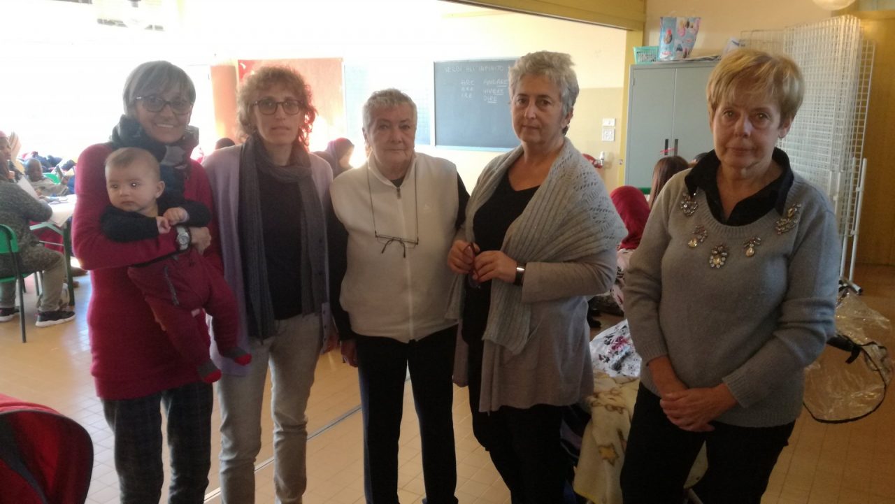 Mamme a scuola per i corsi di italiano con le volontarie
