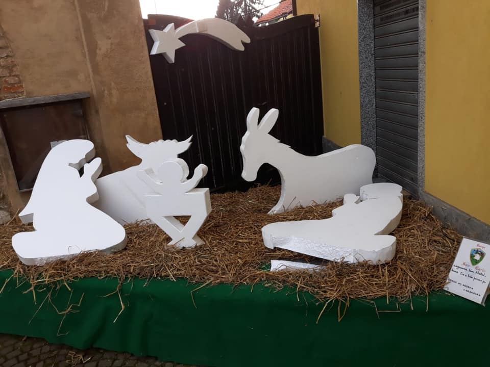 Vandali distruggono il presepe a calci a Robassomero