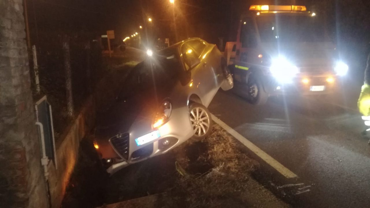 Incidente a Salassa, auto nel fossato. Un ferito