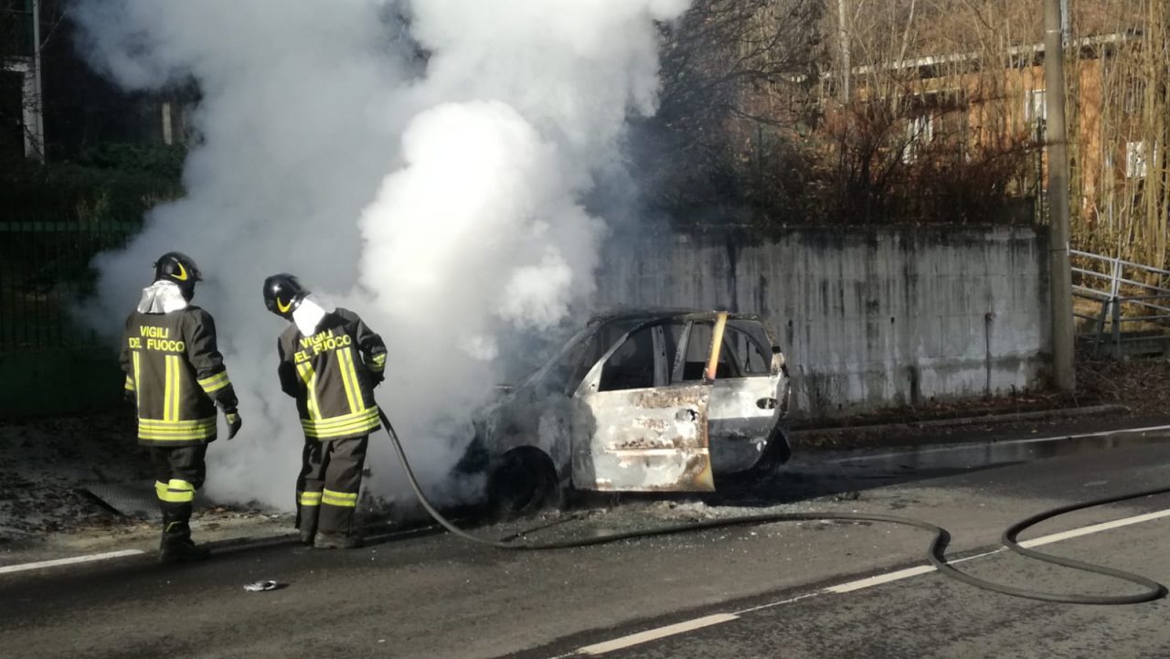 Auto in fiamme a Forno, salva la donna al volante | FOTO e VIDEO