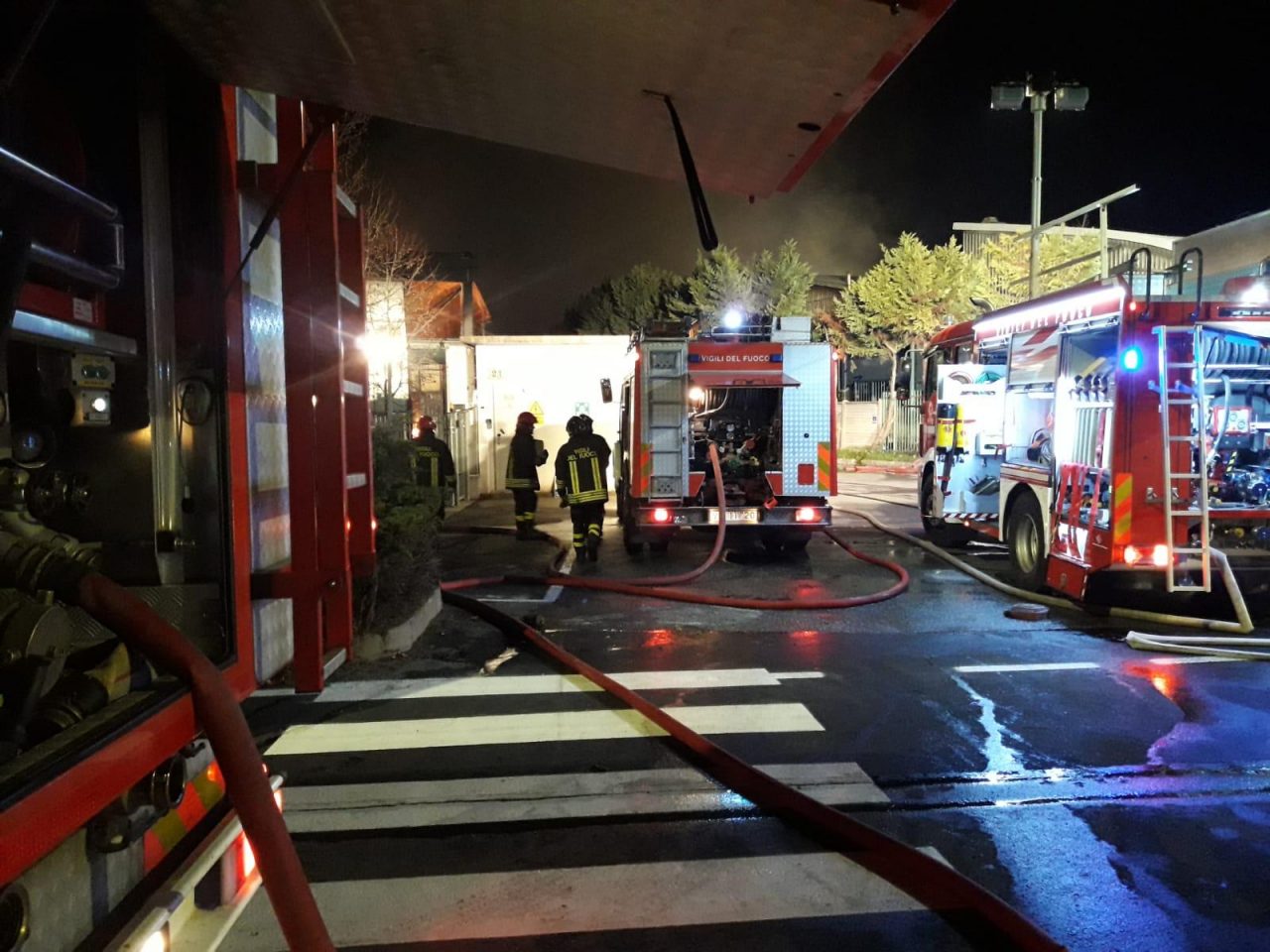 Incendio alla Reinol di Borgaro, difficili le operazioni di spegnimento