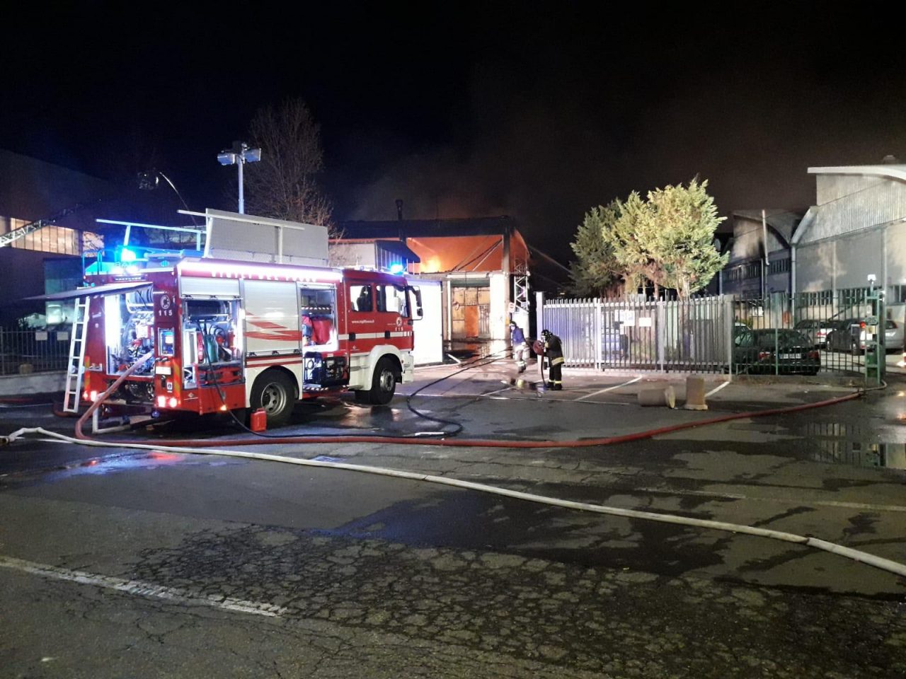 Incendio alla Reinol, ancora al lavoro i vigili del fuoco
