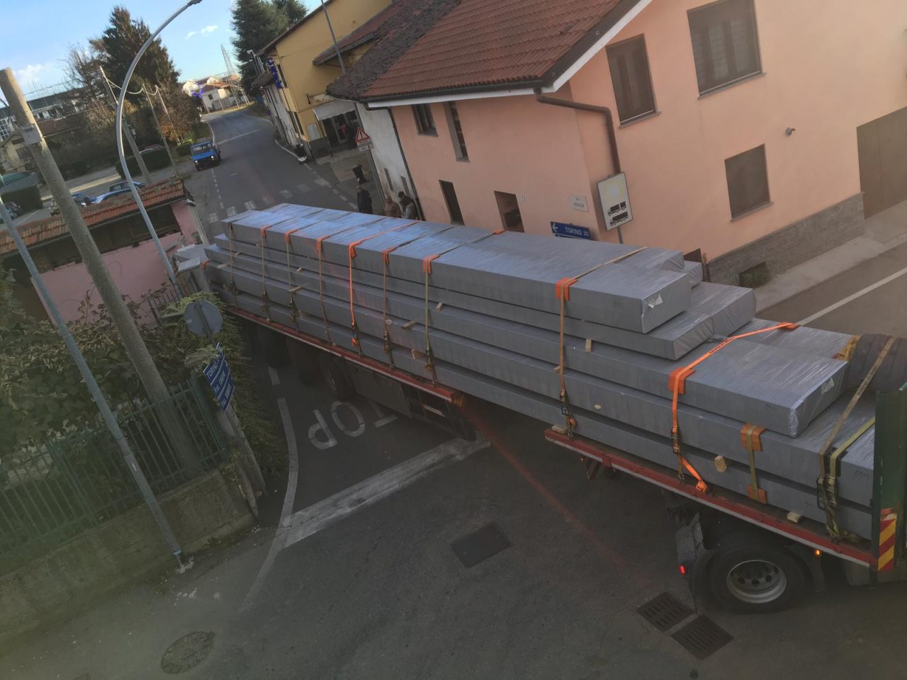 Trasporto eccezionale incastrato a Rivarolo, abbatte una colonnina | FOTO