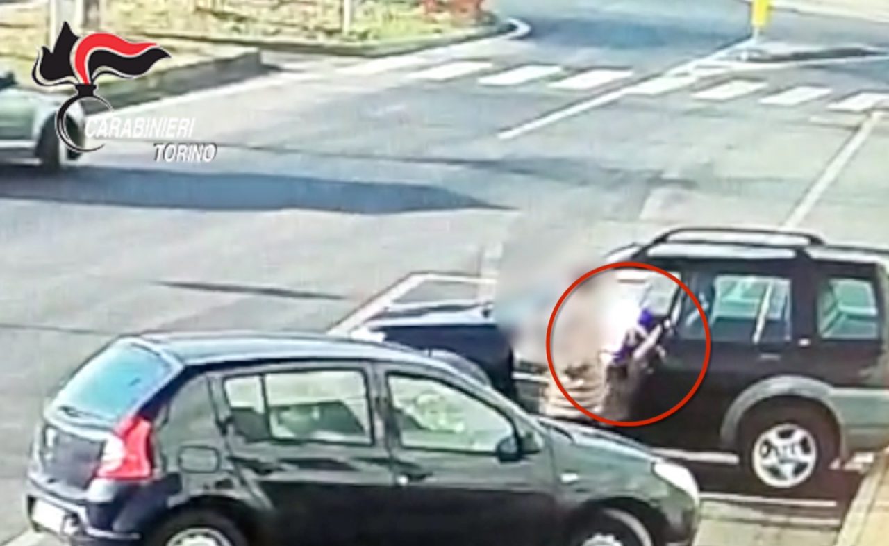 Ladri seriali arrestati, erano specializzati in furti nei parcheggi | FOTO e VIDEO
