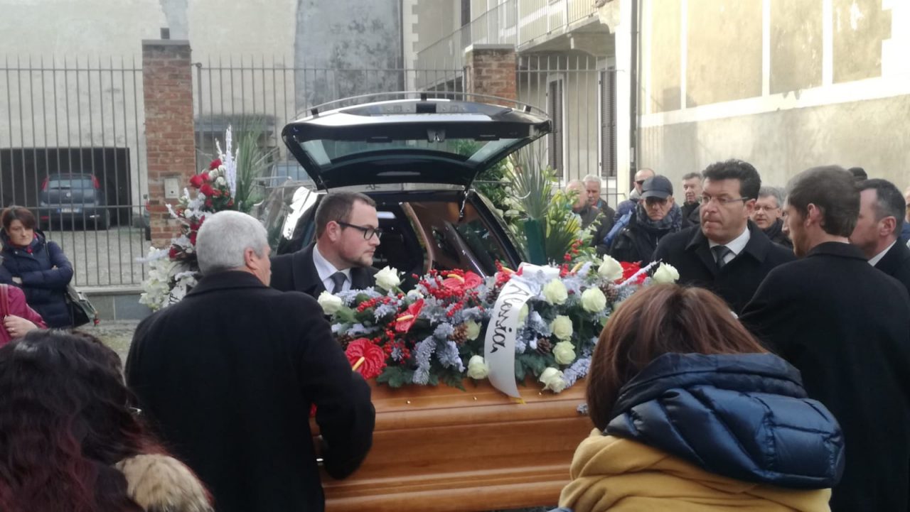Addio Andrea, folla commossa al funerale del 19enne rivarolese | FOTO e VIDEO