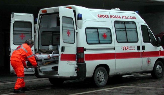 Papà muore e la bimba lo veglia tutta la notte