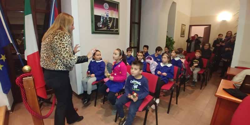 Gli alunni augurano Buon Natale al consiglio