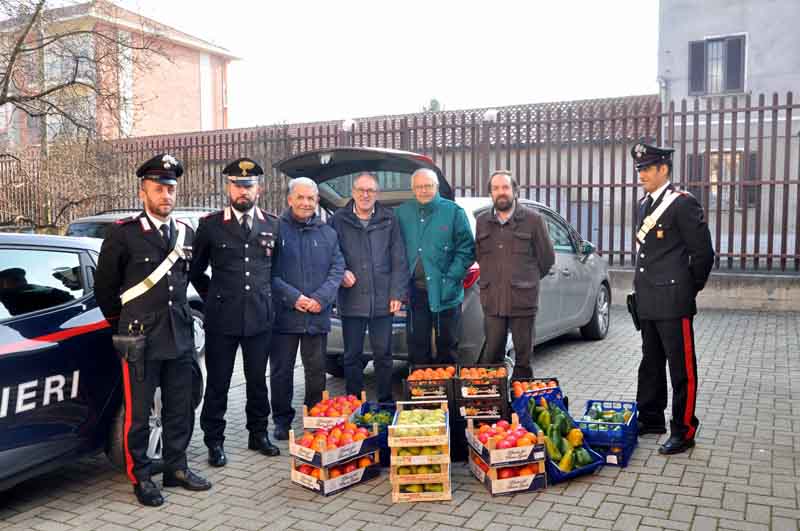 Fruttivendoli abusivi e truffatori, merce sequestrata e donata ai poveri