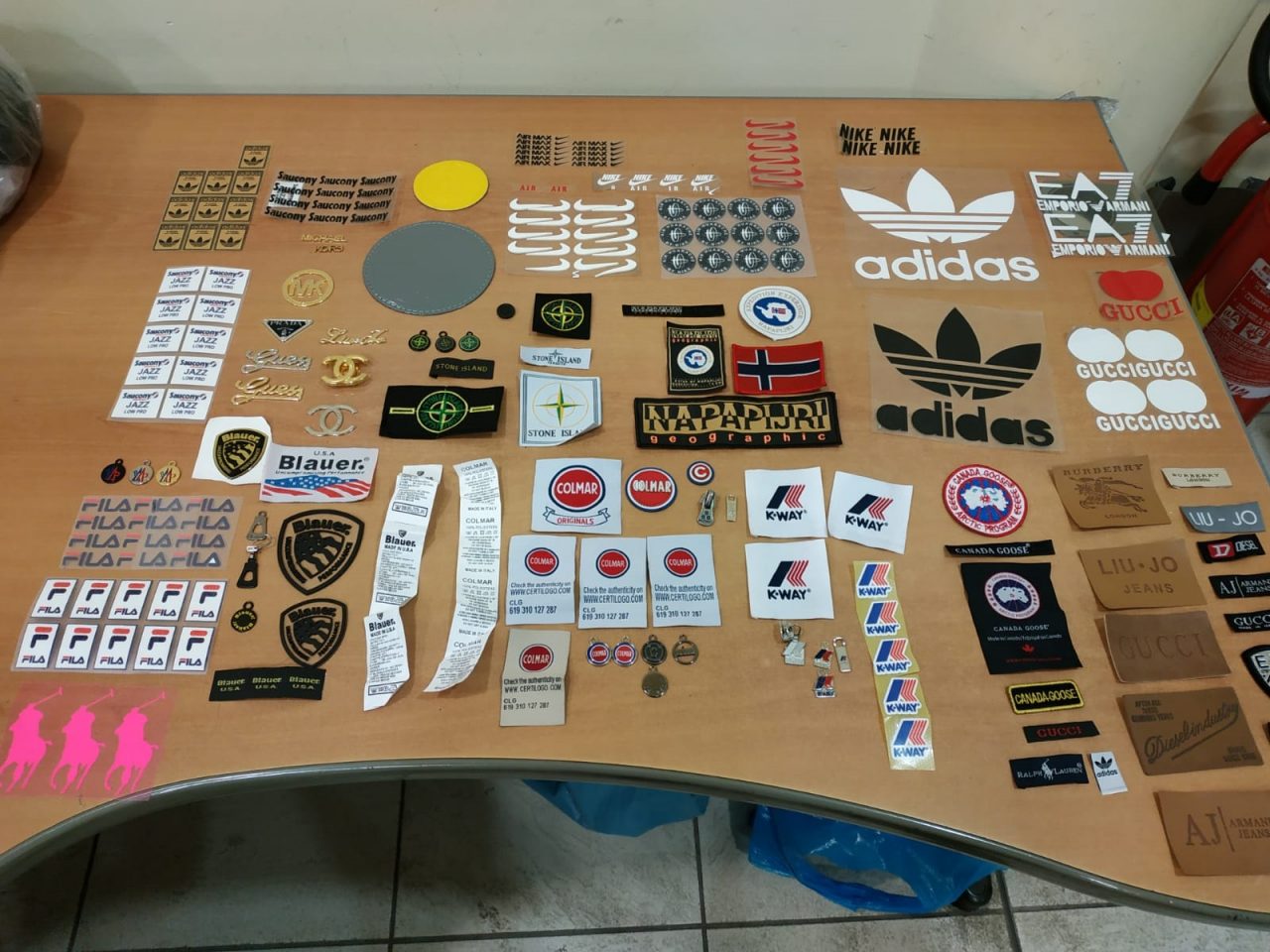 In una sartoria artigianale trovati abiti falsi LE FOTO