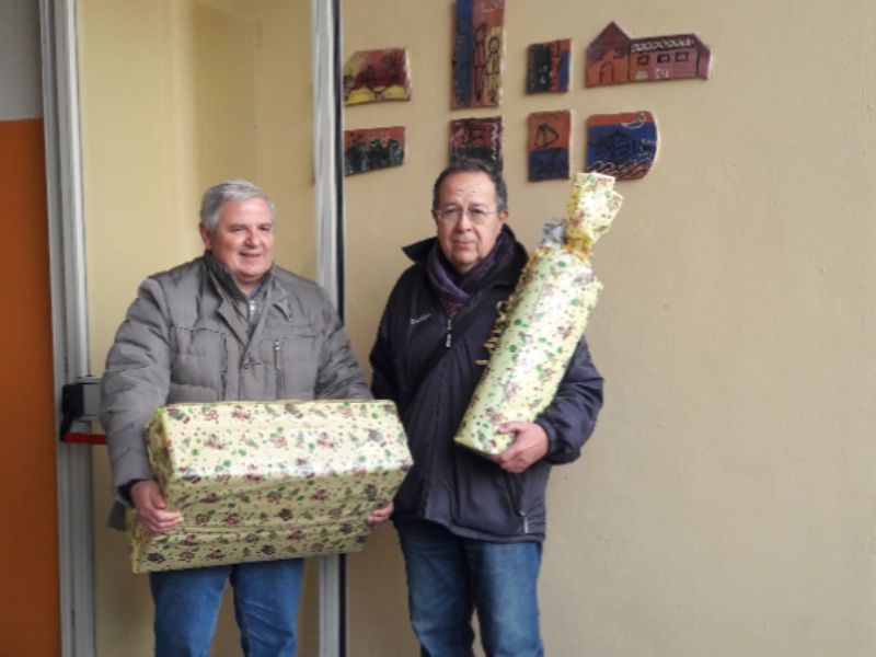 Il consigliere Paolo Recco dona i gettoni di presenza alle scuole di Castellamonte