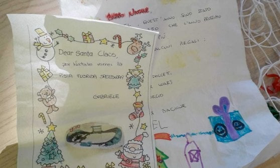 Letterina a Babbo Natale attaccata a un palloncino