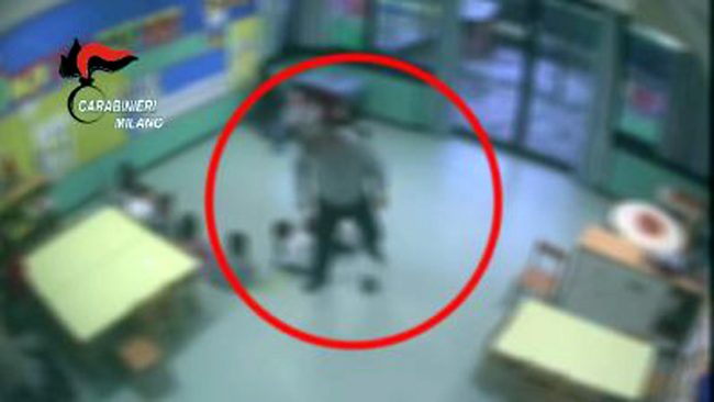 Maltrattamenti all’asilo nel milanese, genitori chiedono licenziamento delle altre maestre