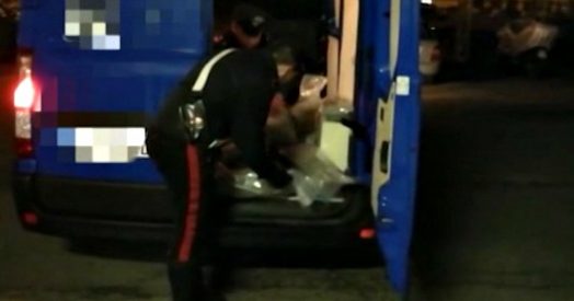 Sequestrato un quintale di marijuana, avrebbe rifornito i pusher per le feste | VIDEO