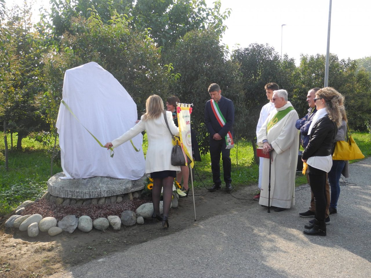 Villanova, rubati i fiori al monumento intitolato a Lella