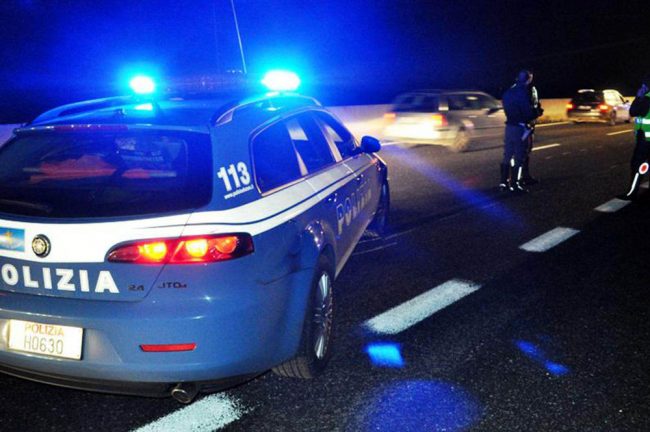 A piedi in autostrada: travolto e ucciso