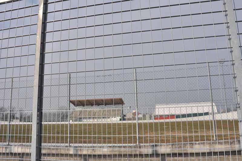 Sotto l’albero un campo in sintetico per il centro sportivo di San Francesco