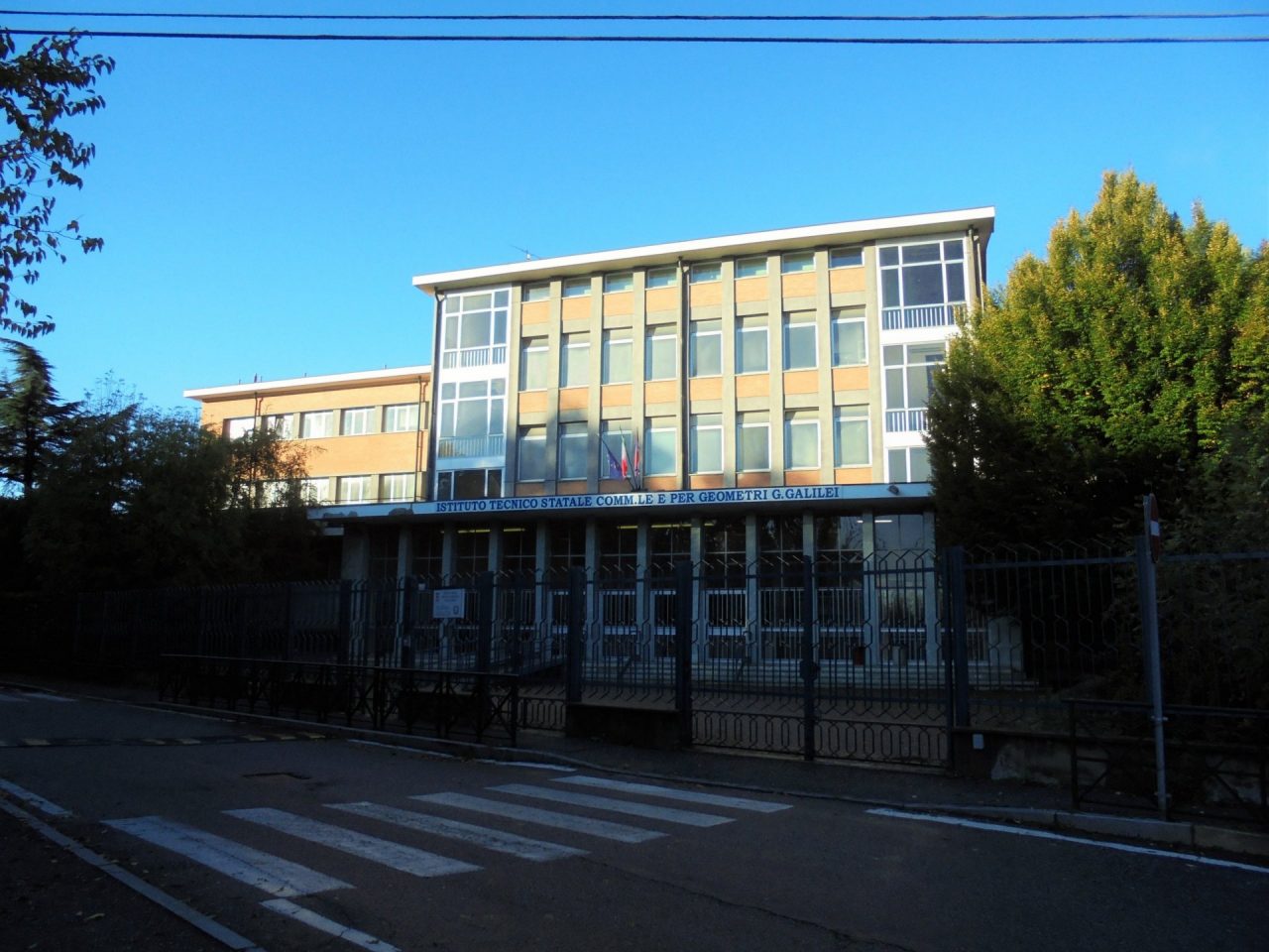 Armato di bastone segue fino in classe un ragazzo e lo picchia | VIDEO