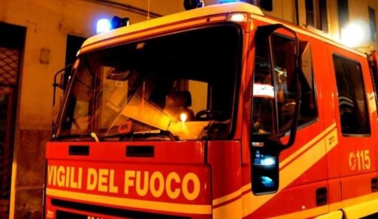 Incendio negli alloggi dei migranti nella notte a Montalto Dora