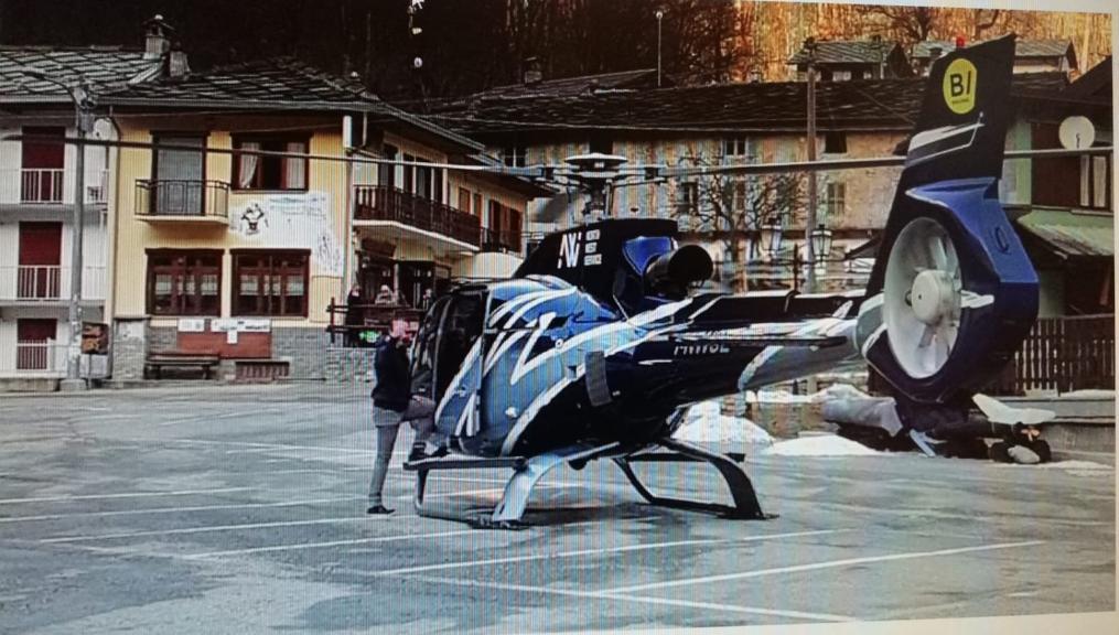 Parcheggia l’elicottero in piazza a Usseglio, denunciato