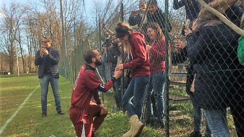 Proposta di matrimonio sul campo di calcio, applausi e commozione