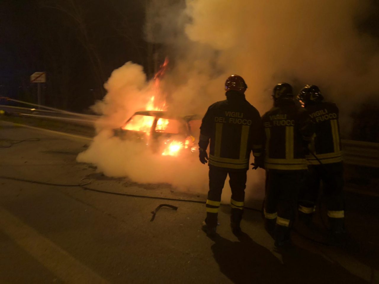 Auto in fiamme: passeggeri salvi