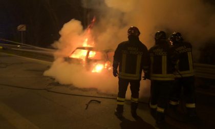 Auto in fiamme: passeggeri salvi